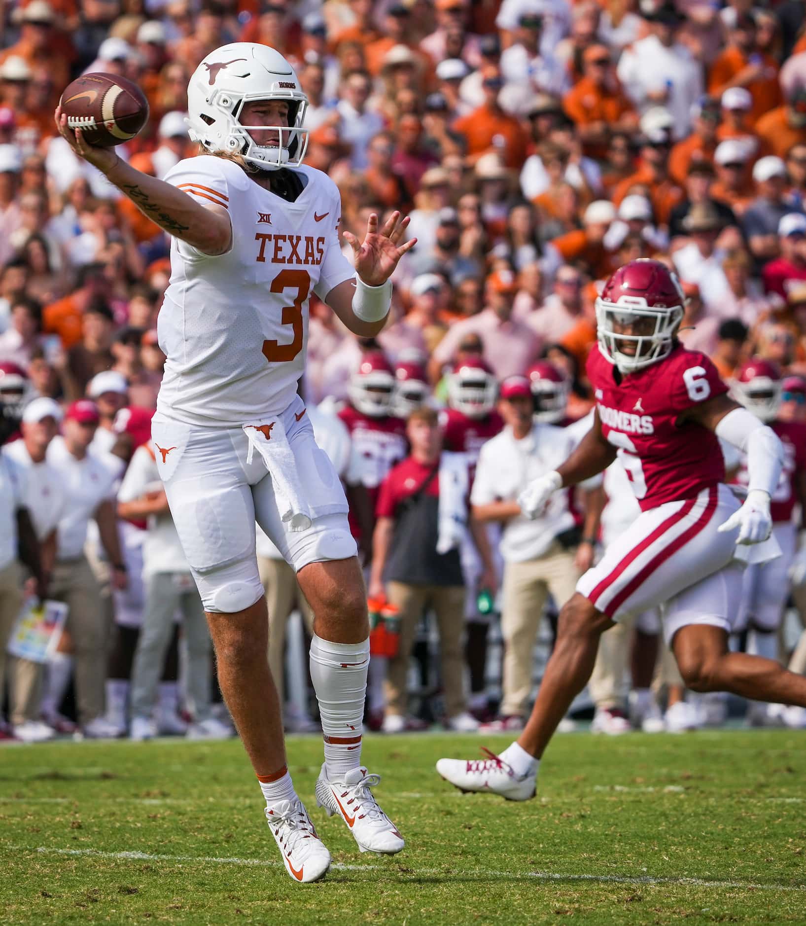 Texas quarterback Quinn Ewers (3) throws a pass during the first half of the annual Red...