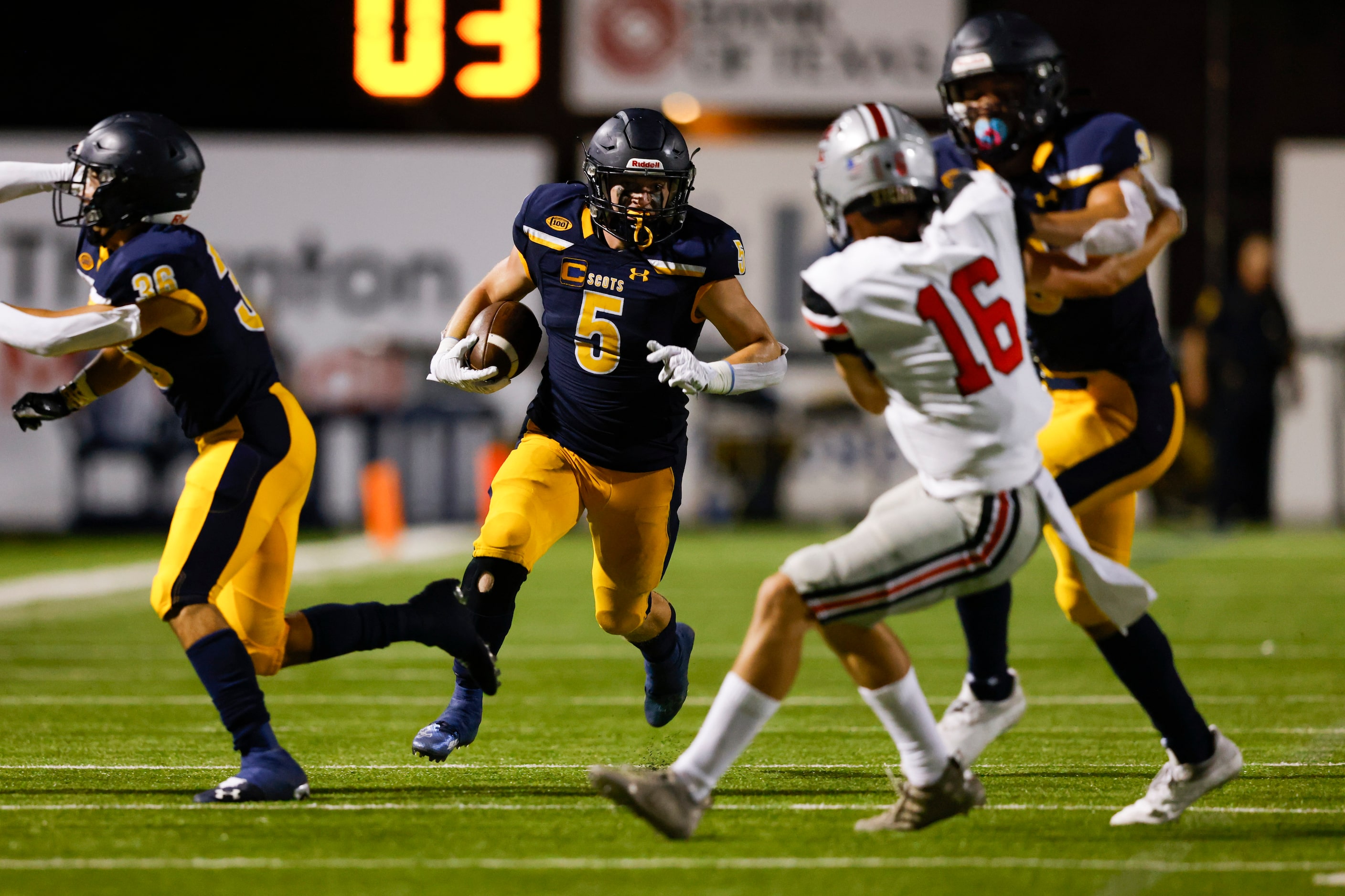 Highland Park running back Jay Cox (5) runs the ball against Flower Mound Marcus during the...