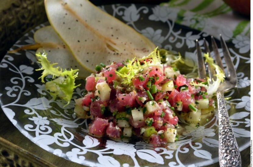 Tostadas de atún  y pera con soya y limón.