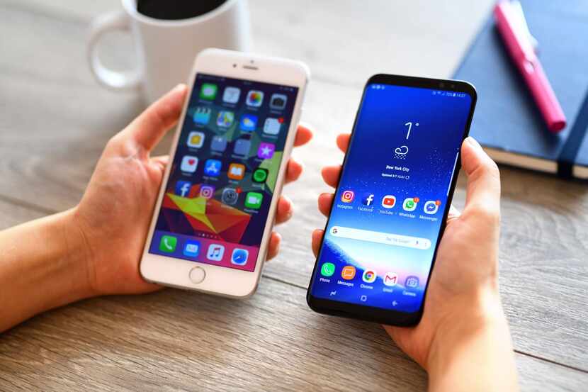 Dos teléfonos de la marcas iPhone y Samsung.(GETTY IMAGES)
