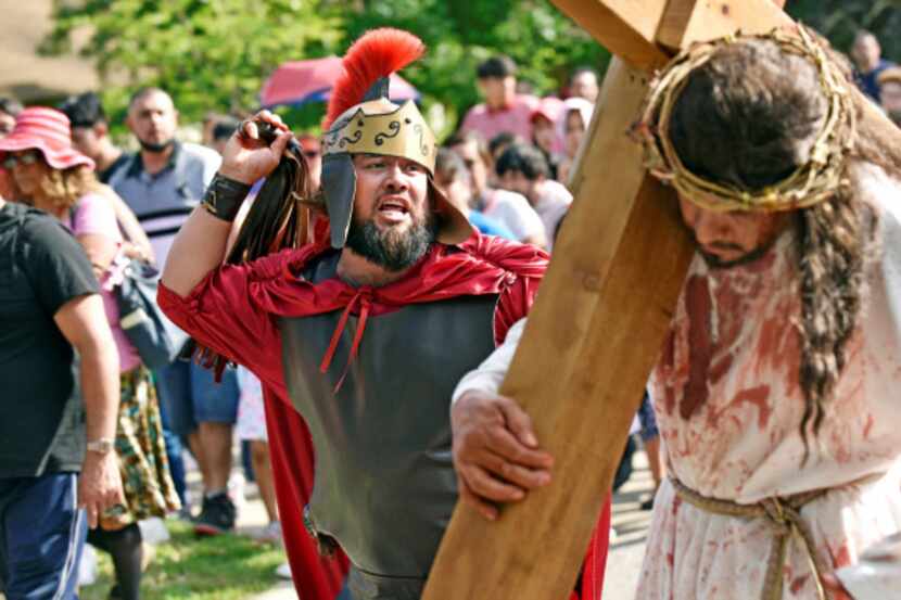 Luis Manuel Rosas (der.)  representa a un soldado romano que azota a Jesucristo durante el...