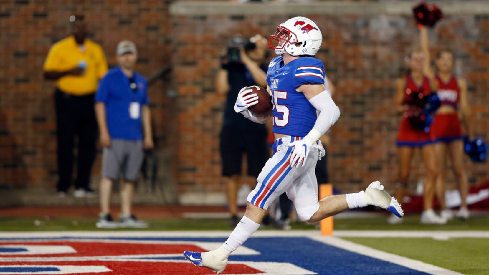 Southern Methodist Mustangs running back TJ McDaniel (25) rushes up the field for a...
