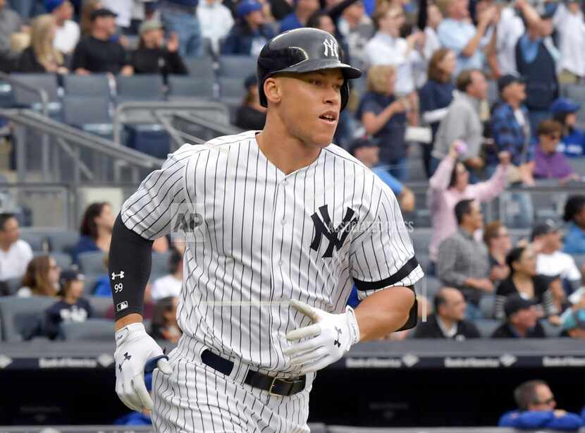 El jugador de los Yanquis, Aaron Judge, corre las bases tras batear un jonrón contra los...