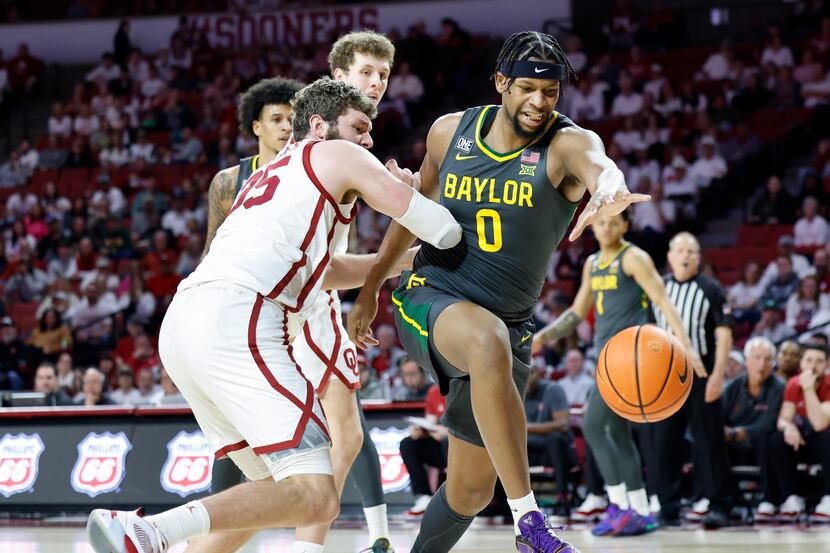 Baylor forward Flo Thamba (0) fights for the ball with Oklahoma forward Tanner Groves, left,...
