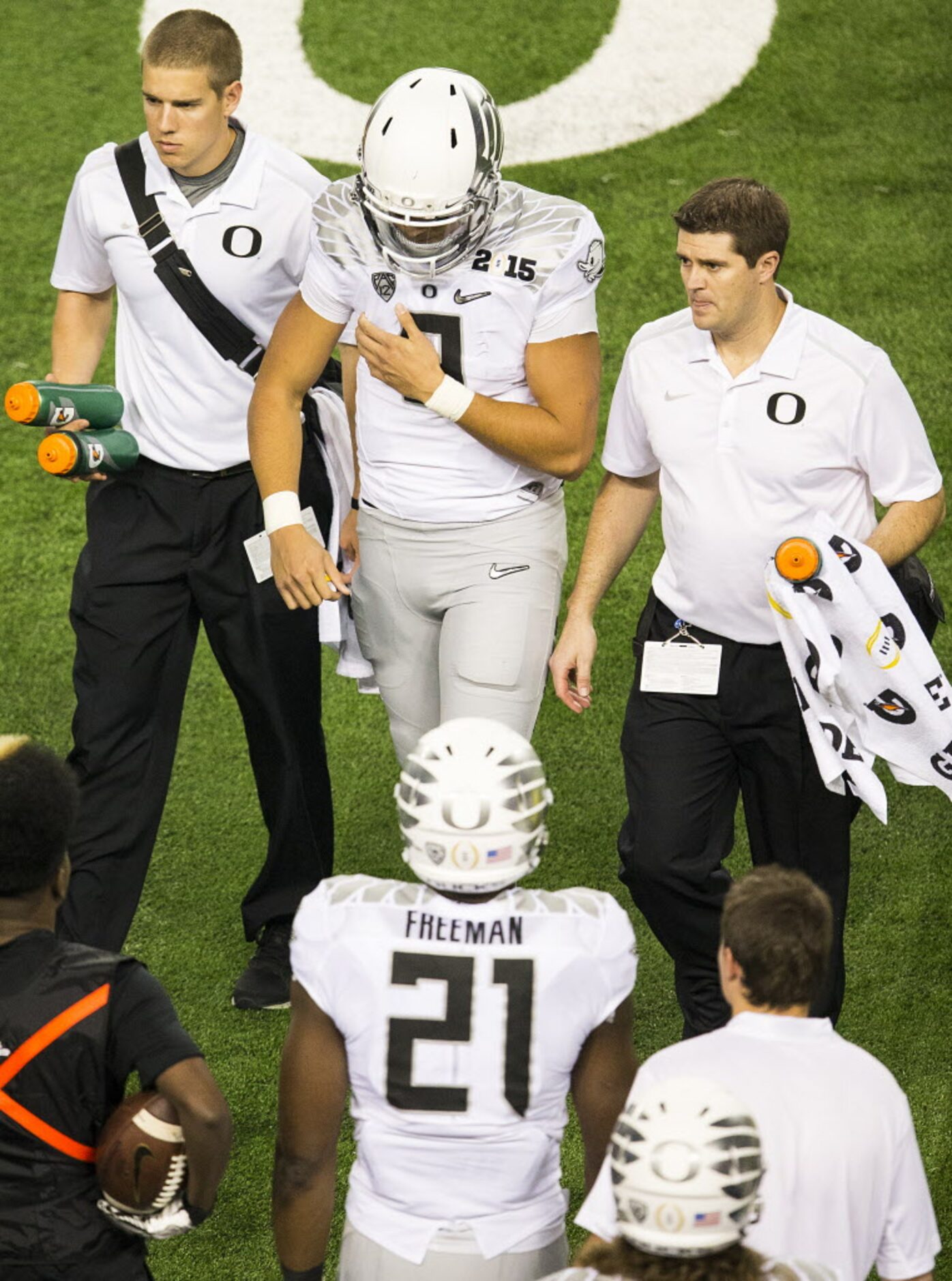 Oregon Ducks quarterback Marcus Mariota (8) clutches his shoulder as he leaves the game...