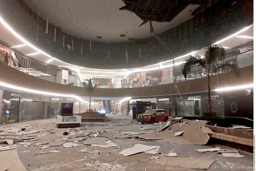La plaza Ámbar, inaugurada recientemente en Tuxtla Gutiérrez, Chiapas, sufrió daños en techo...