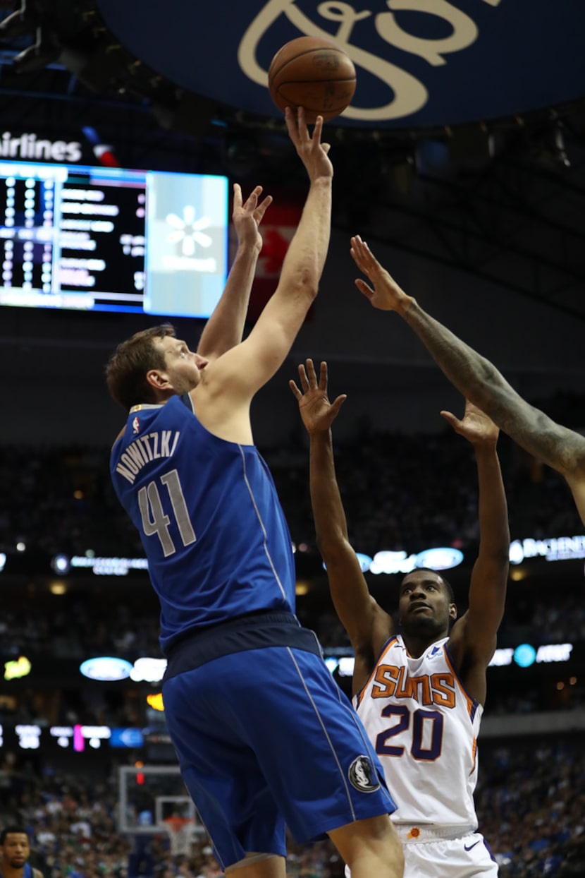 Dirk Nowitzki contra Josh Jackson en el juego de Dallas vs. Phoenix el martes. (Ronald...