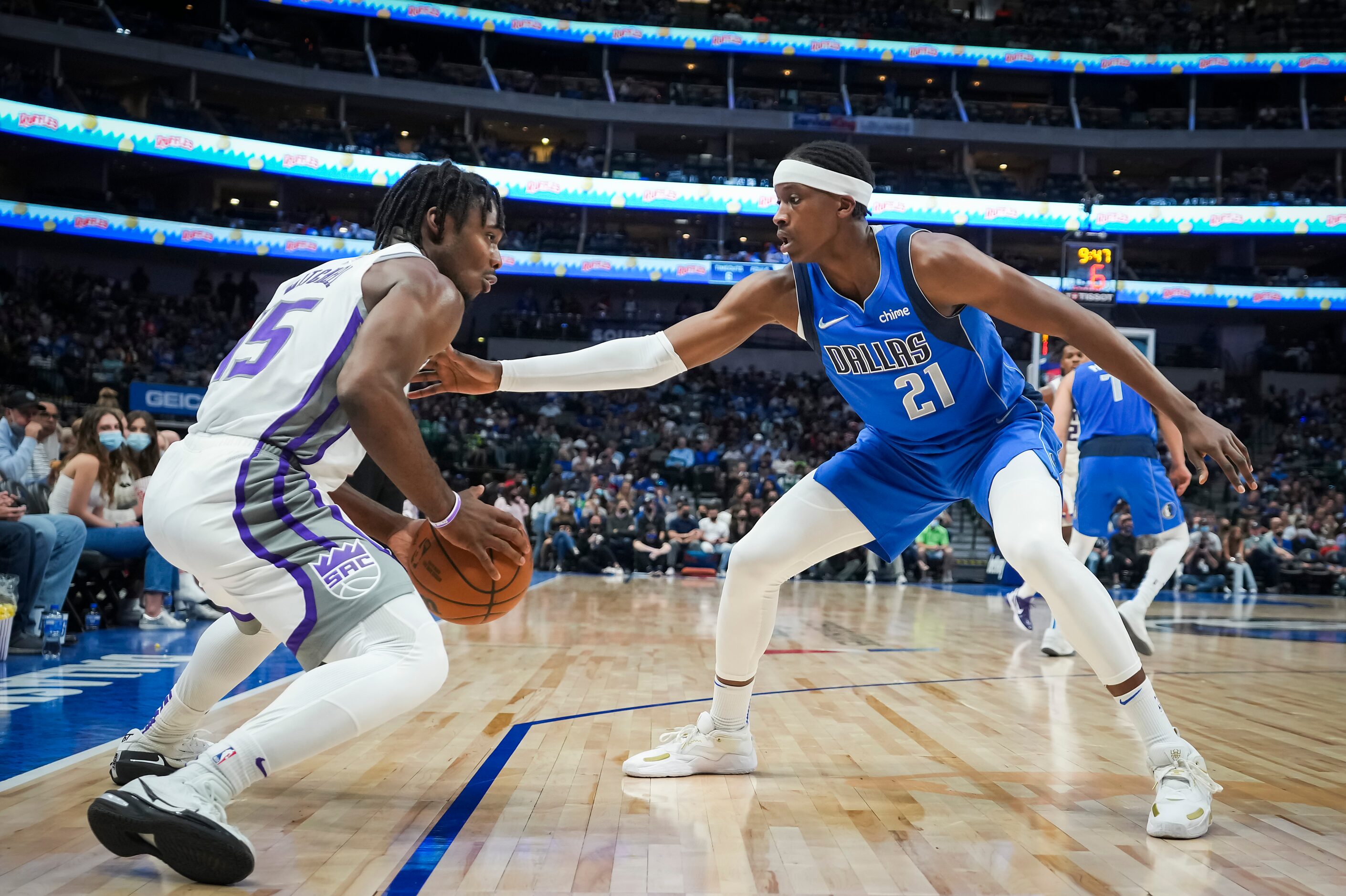 Dallas Mavericks guard Frank Ntilikina (21) defends against Sacramento Kings guard Davion...