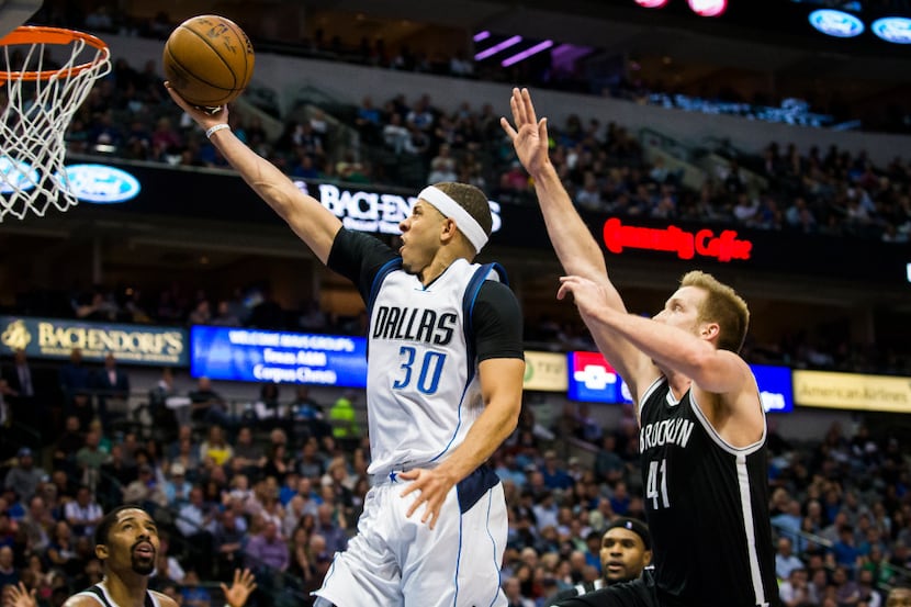 Dallas Mavericks guard Seth Curry (30) scores past Brooklyn Nets center Justin Hamilton (41)...