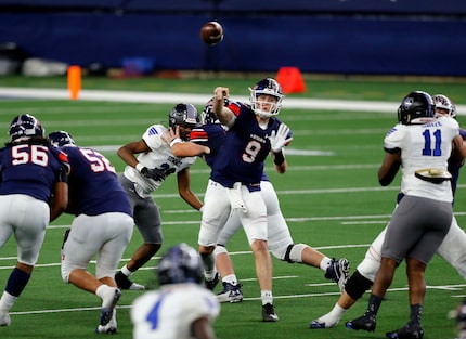 Denton Ryan QB Seth Henigan (9) gets good blocking, as he throws a pass during the first...