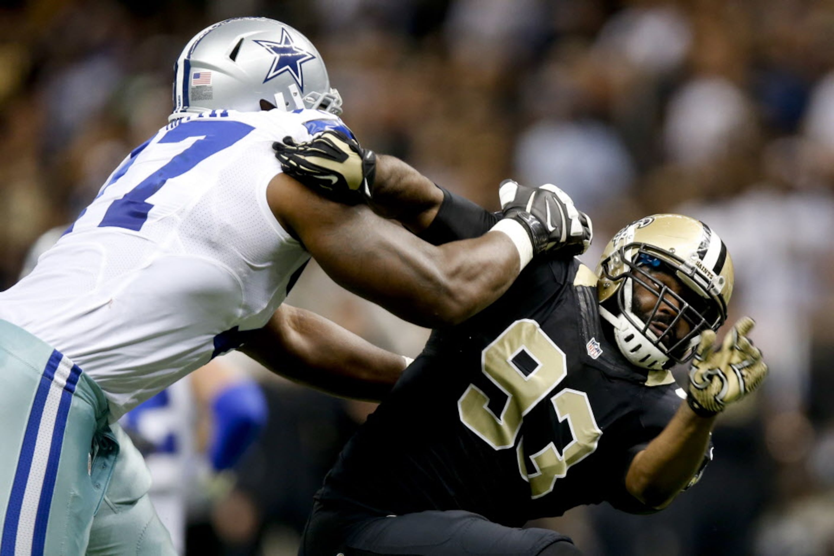 Dallas Cowboys' Tyron Smith defends against a rush by Green Bay Packers'  Clay Matthews (52) during an NFL football game, Sunday, Jan. 15, 2017, in  Arlington, Texas. (AP Photo/Roger Steinman Stock Photo - Alamy