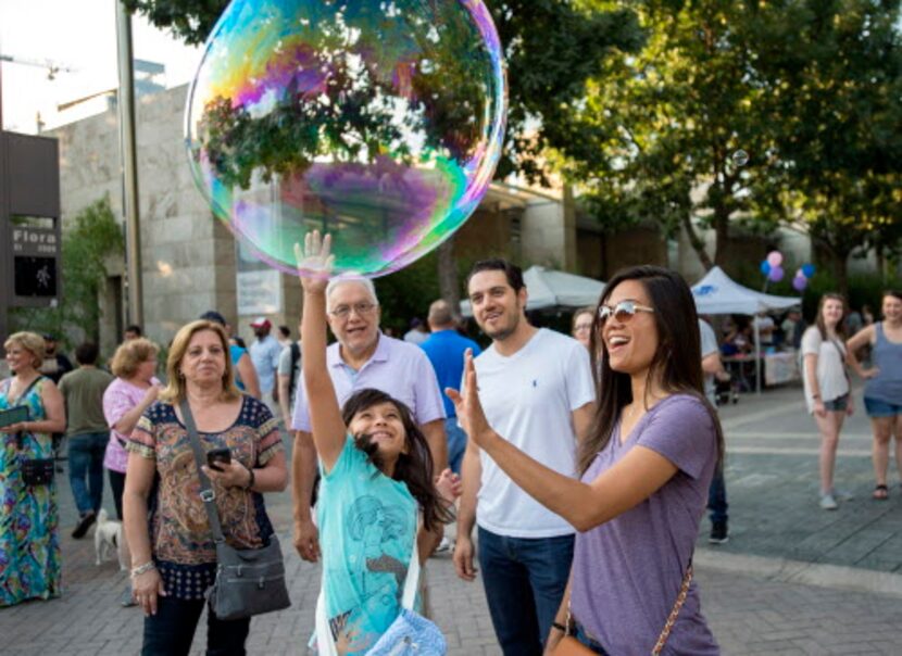 Diferentes actividades para hacer en la Arts Districts Block Party. Foto DMN