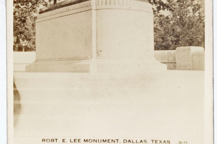 A picture postcard of the Robert E. Lee Monument in Dallas shows the equestrian statue of...