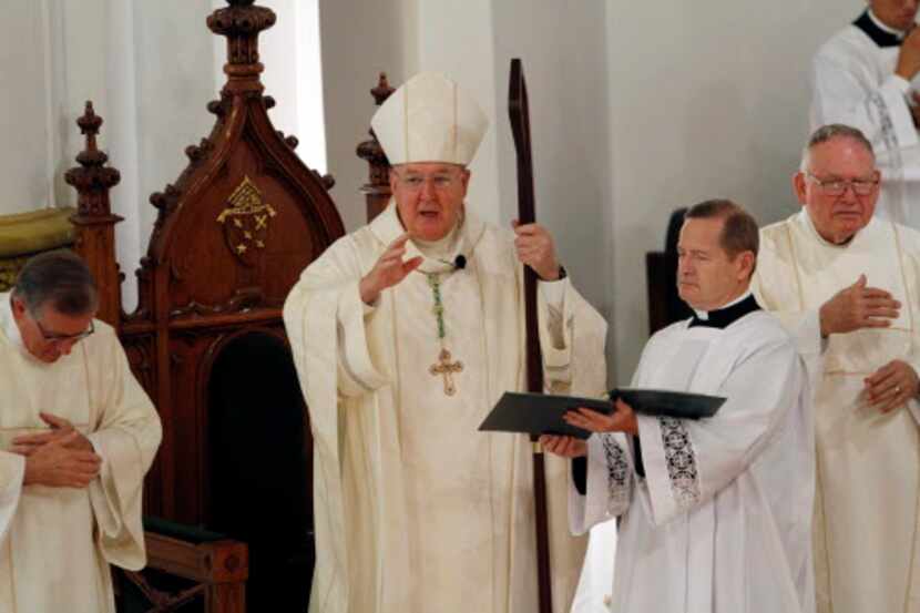 Kevin Farrell hace una bendición durante su misa de despedida en la Catedral Santuario de...
