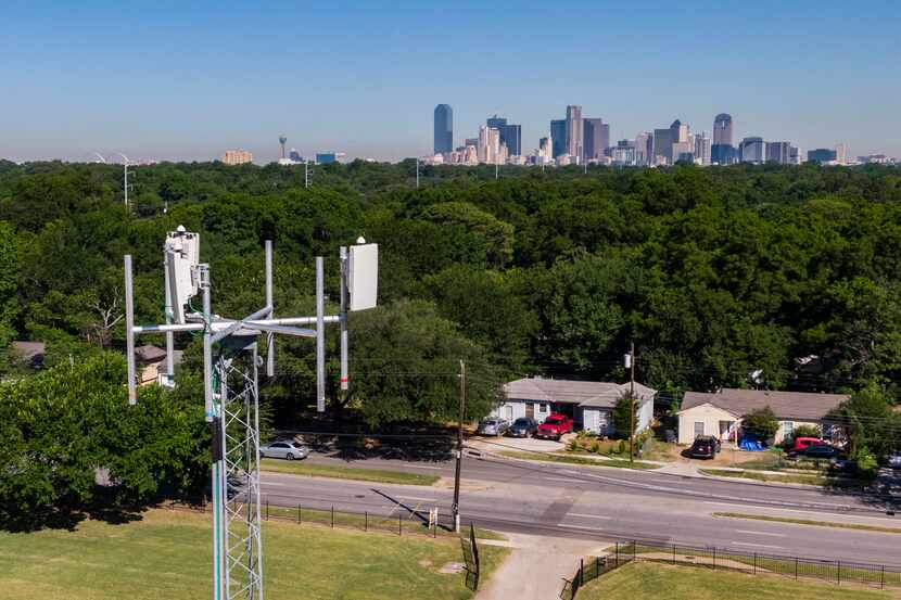 El Dallas ISD instaló una antena de banda ancha para ampliar la cobertura de internet en la...