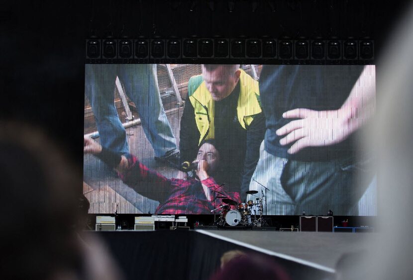 Grohl addressing concert-goers from his wheelchair after the fall. 