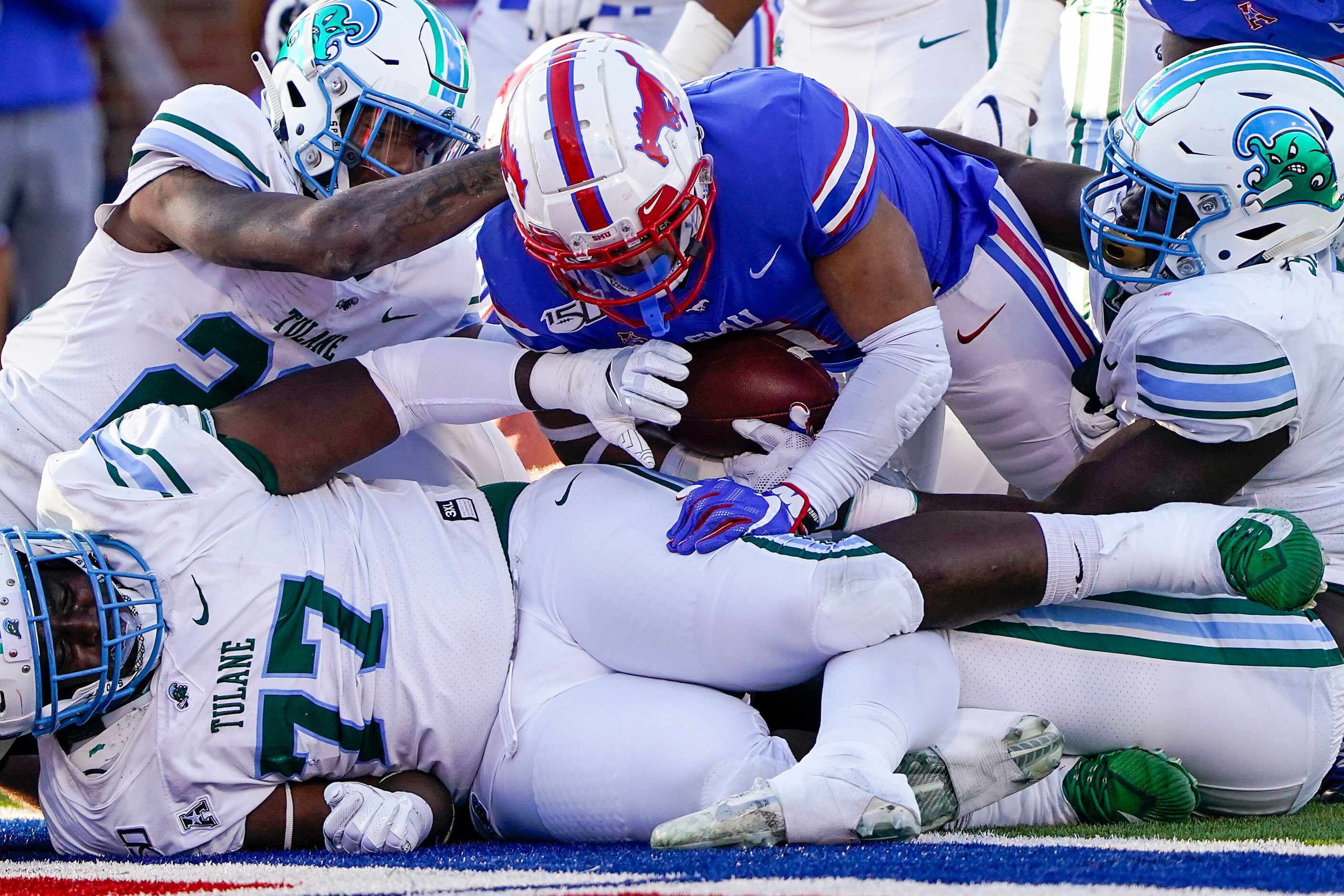 SMU running back Xavier Jones (5) scores on a  1-yard touchdown run during the first half of...