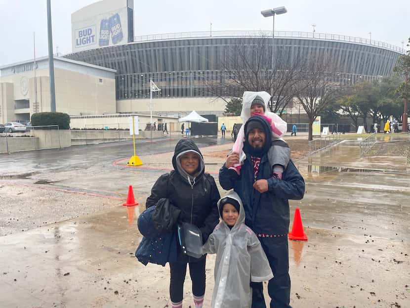 Marisol Peña, su esposo José ,y sus hijos Jazmine y José Jr.,desafiaron la lluvia y el frío...