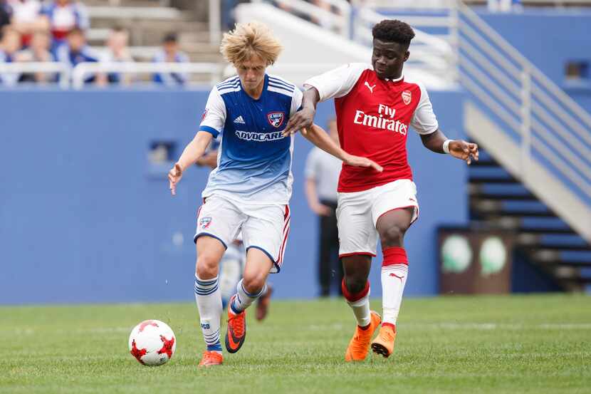 Thomas Roberts (left) faces Arsenal while playing for the FC Dallas U19s in the 2018 Dallas...