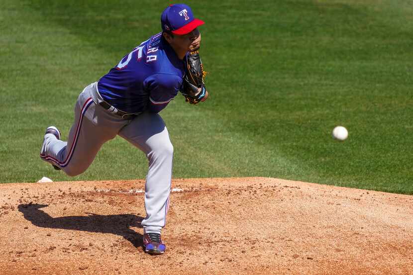 Kohei Arihara lanza una bola en la primera entrada en partido de los Rangers de Texas ante...