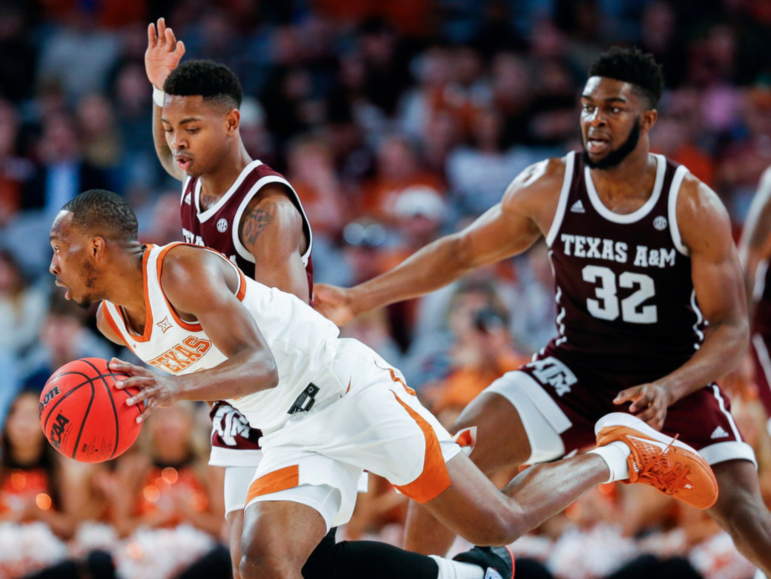 Texas Longhorns guard Matt Coleman III (2) drives past Texas A&M Aggies guard Wendell...