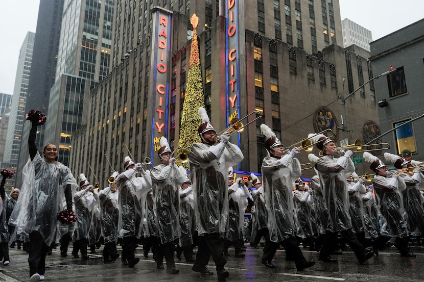 La banda de la Universidad de Massachusetts Minutemen durante el desfile de Macy's por el...