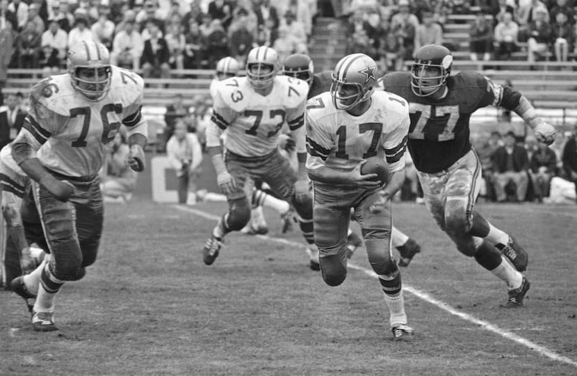 Dallas Cowboys quarterback Don Meredith (17) runs for seven yards in the second quarter of...