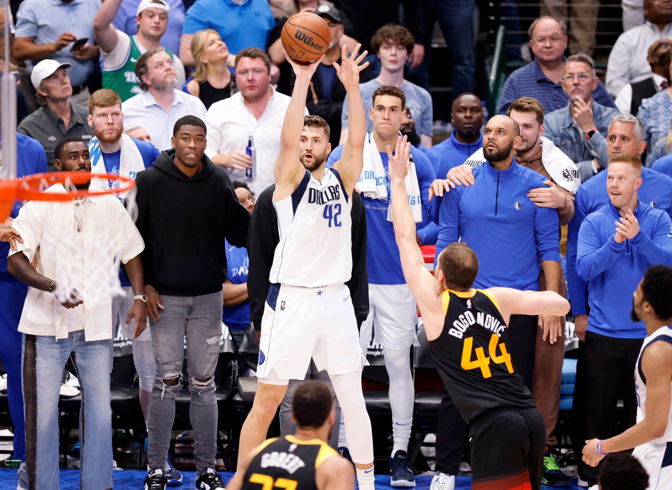 Dallas Mavericks forward Maxi Kleber (42) nails a fourt quarter three-pointer in front of...