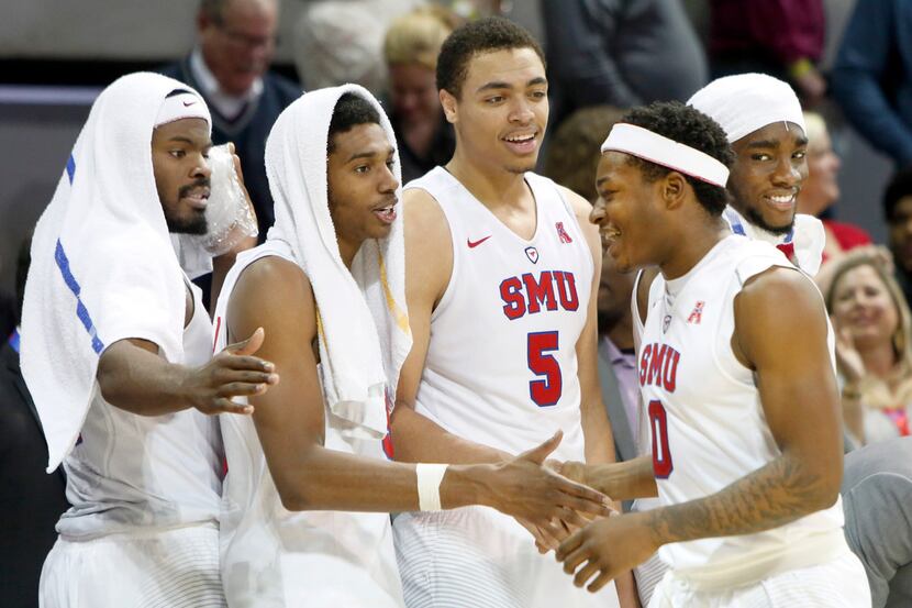 SMU guard Jahmal McMurray (0) receives congratulations from teammates (right to left) Shake...