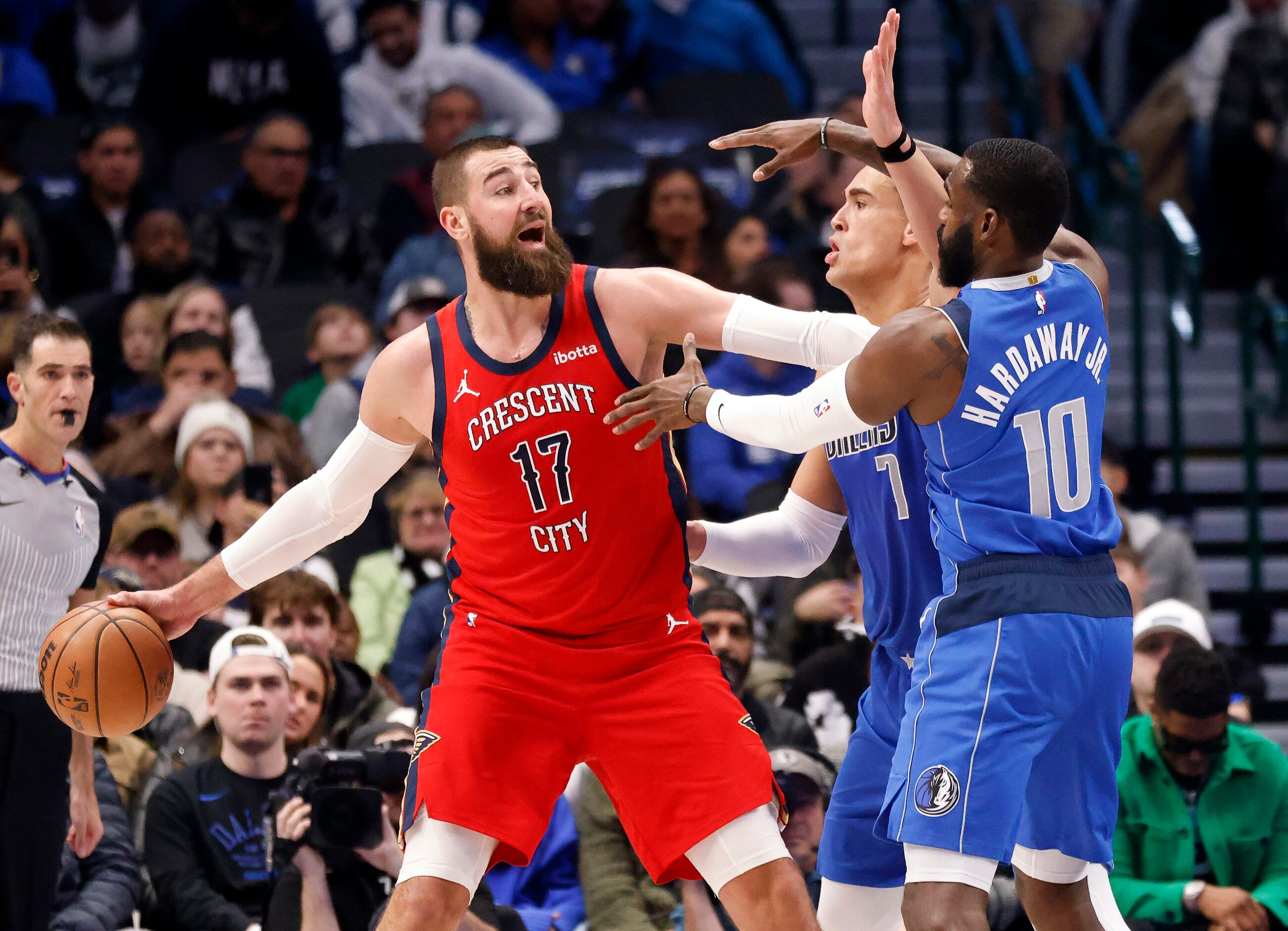 Dallas Mavericks center Dwight Powell (7) and Dallas Mavericks forward Tim Hardaway Jr. (10)...