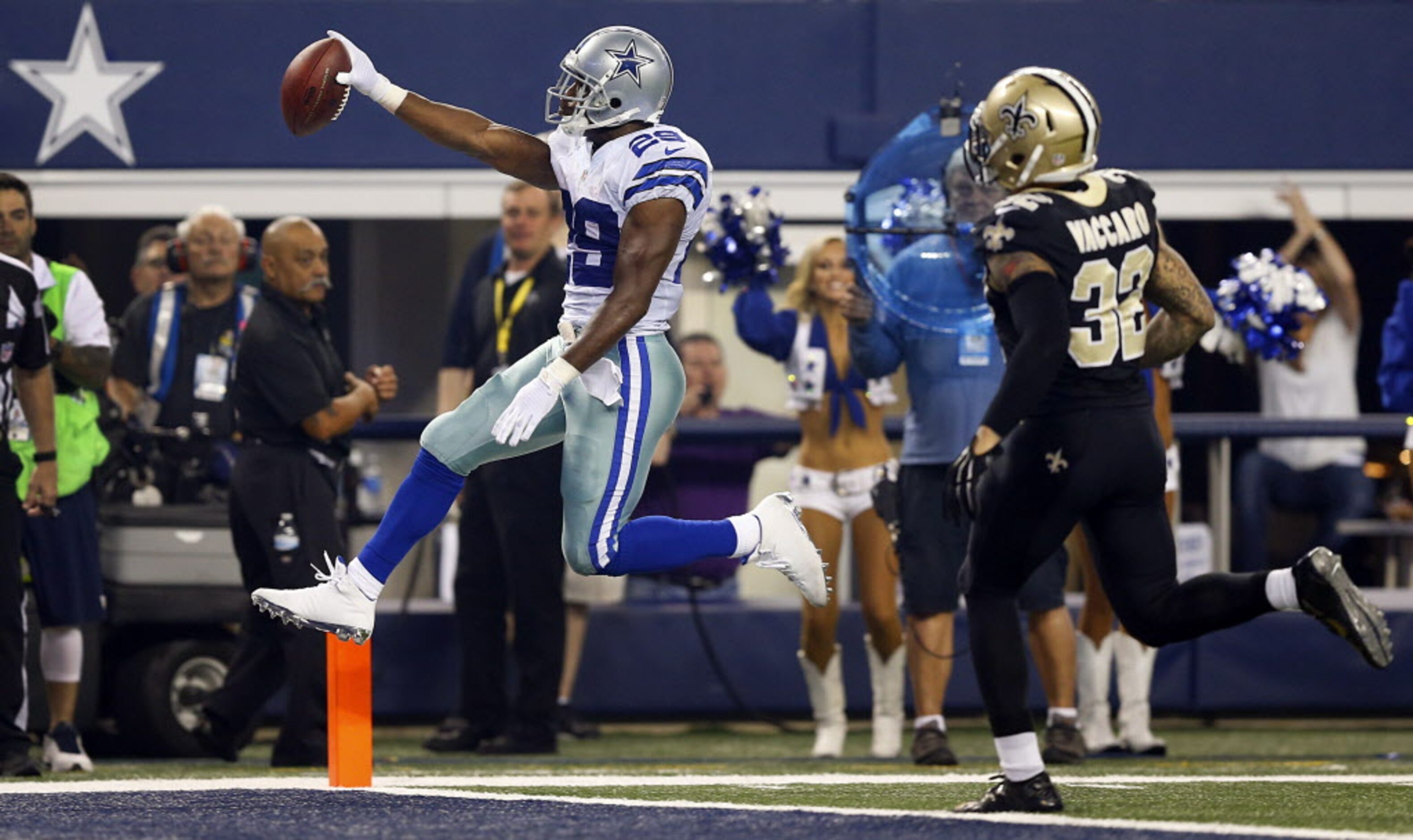 Dallas Cowboys running back DeMarco Murray (29) high steps into the end zone for a second...