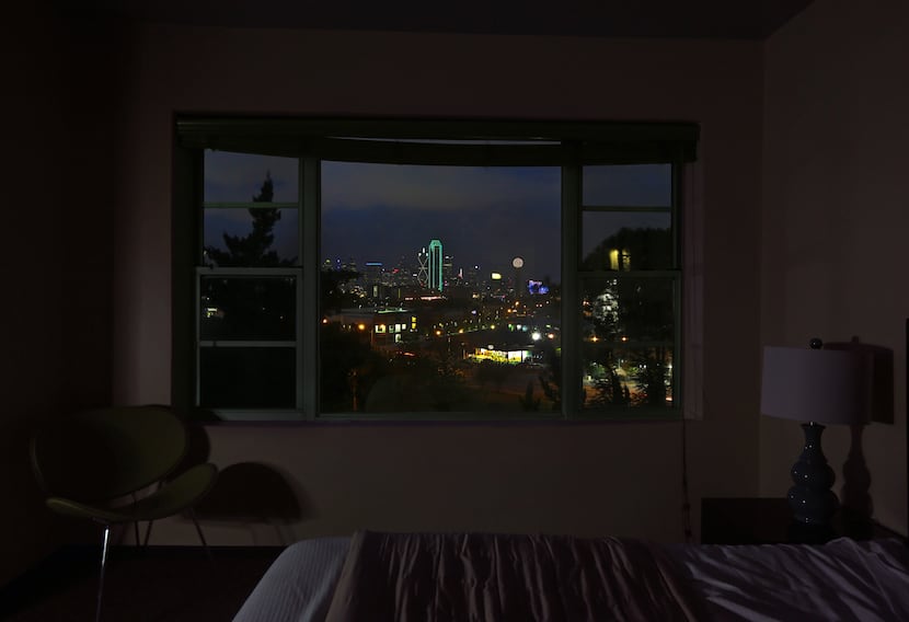 With the room lights out, the skyline emerges as a focal point.