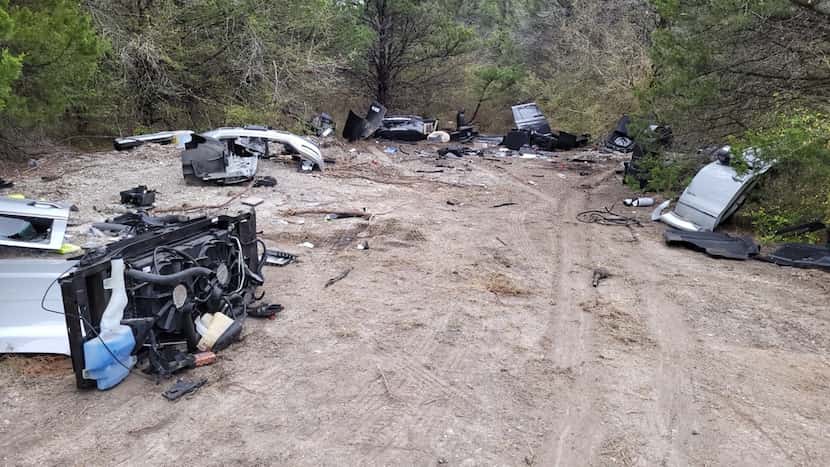Carros desmantelados fueron hallados en un predio al sur de Oak Cliff.