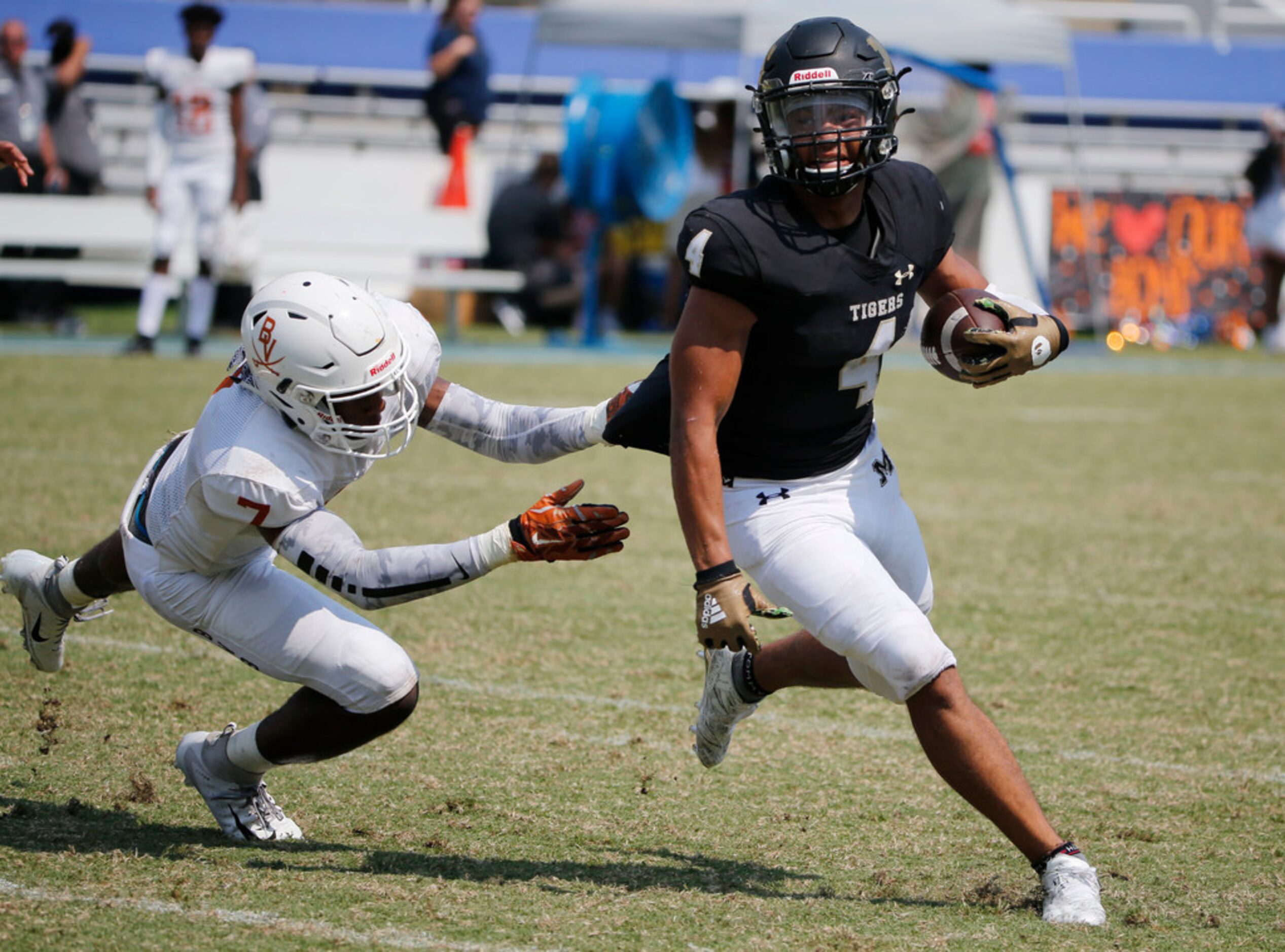 Arlington Bowie's Deante Betts (7) tries to tackle Mansfield 's Donerio Davenport (4) during...