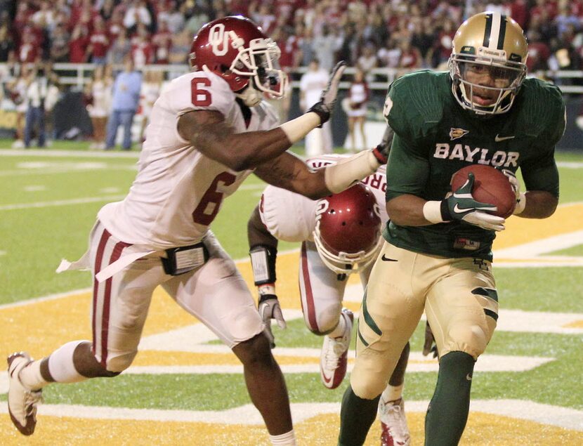 Baylor wide receiver Terrance Williams (2) comes down with a touchdown reception against...