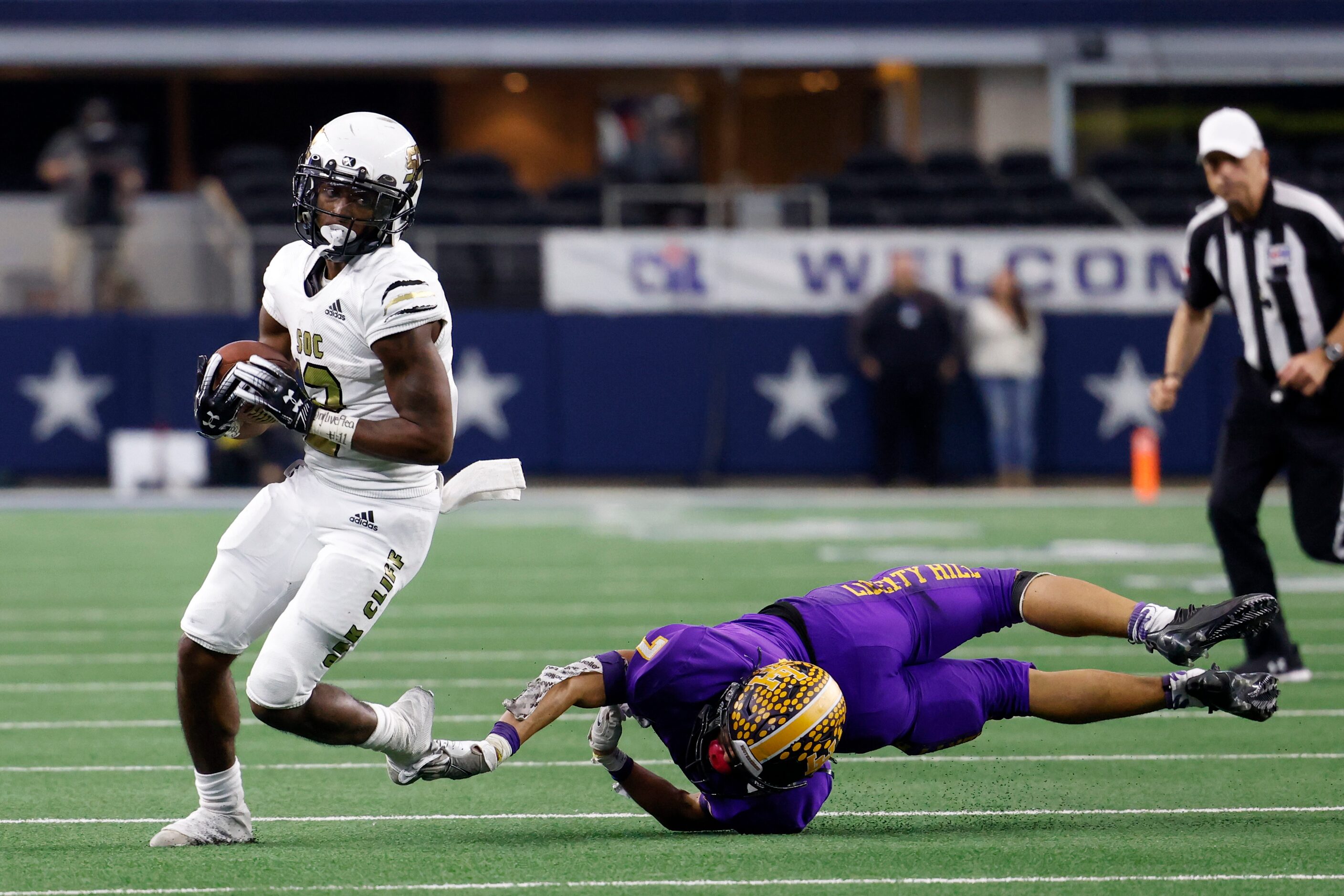 South Oak Cliff running back Ke'Undra Hollywood (12) slips the tackle of Liberty Hill...