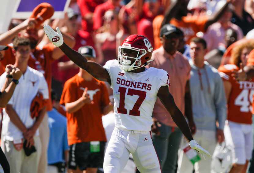Oklahoma wide receiver Marvin Mims (17) celebrates a first down during the second half of an...
