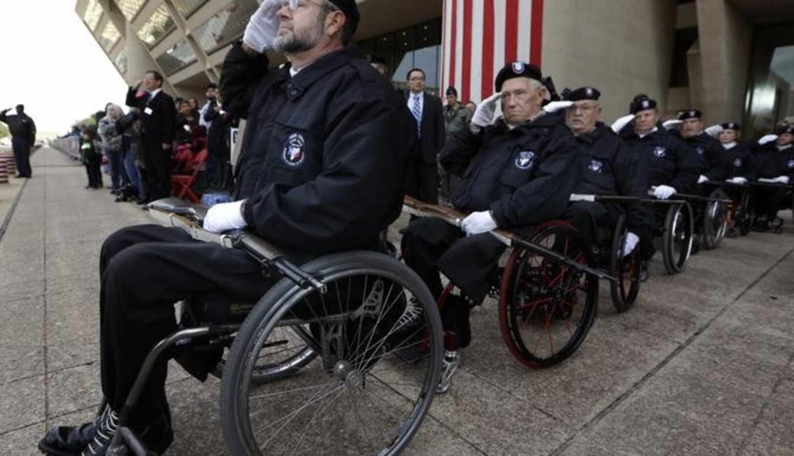 John Fay (izq.) encabeza un grupo de veteranos discapacitados durante el desfile del Día de...