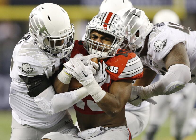 Oregon Ducks linebacker Derrick Malone (22) and Oregon Ducks defensive lineman DeForest...