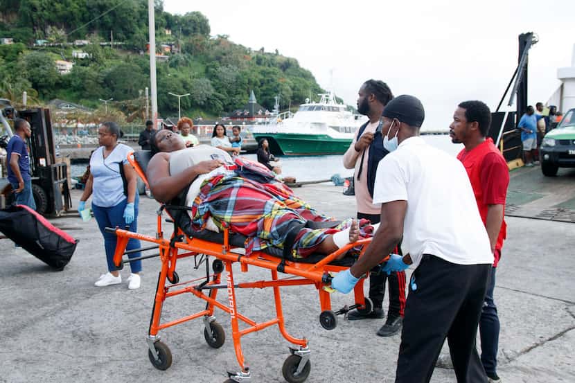 Heridos y evacuados son trasladados a Kingstown, St. Vincent y Granadinas el 3 de julio de...