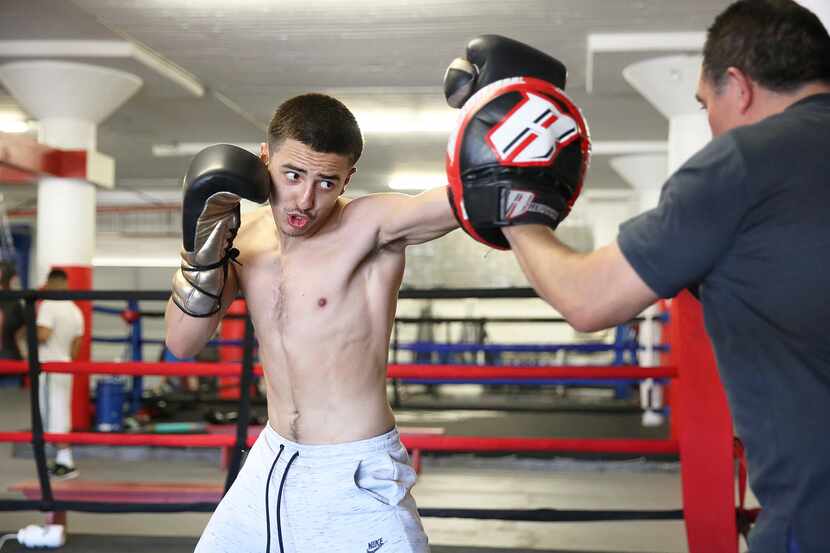 Ángel Alejandro, de 17 años, es el único boxeador que representará a Dallas en el torneo...