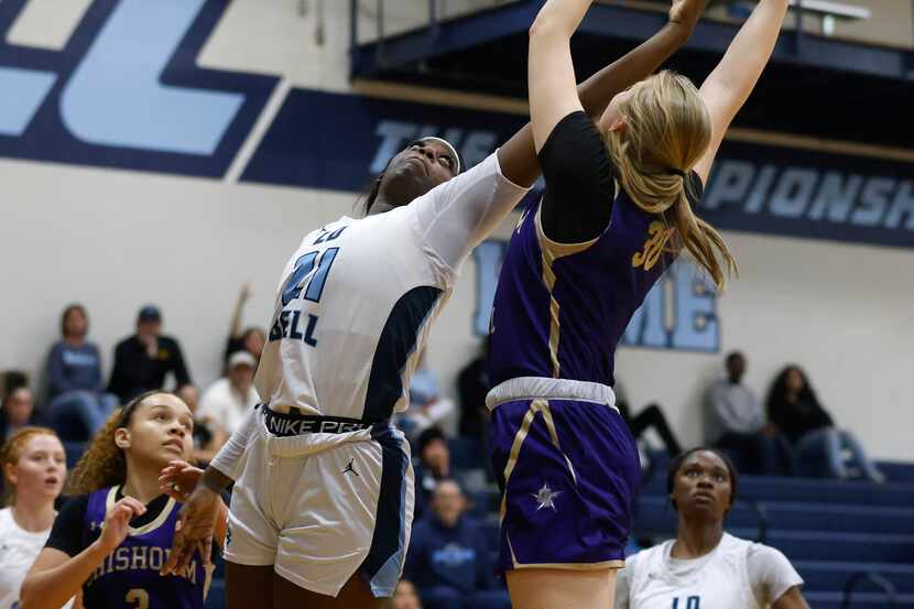 Hurst L.D. Bell forward Gracie Oma (21) and  Saginaw Chisholm Trail center Claire Blakley...
