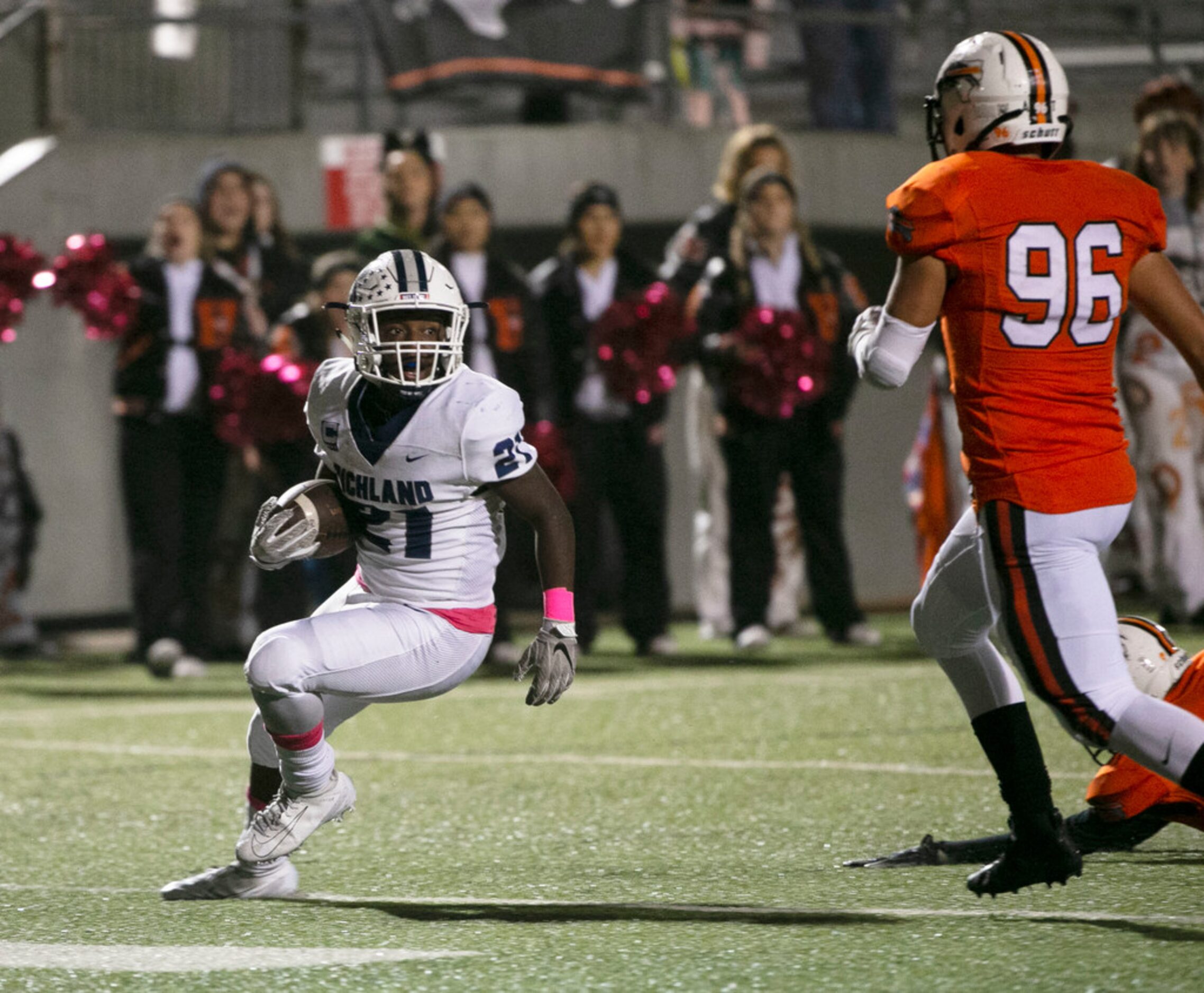 Richland's Brandon Johnson (21) scores a touchdown in front of Haltom's Alexis Terrazas (96)...