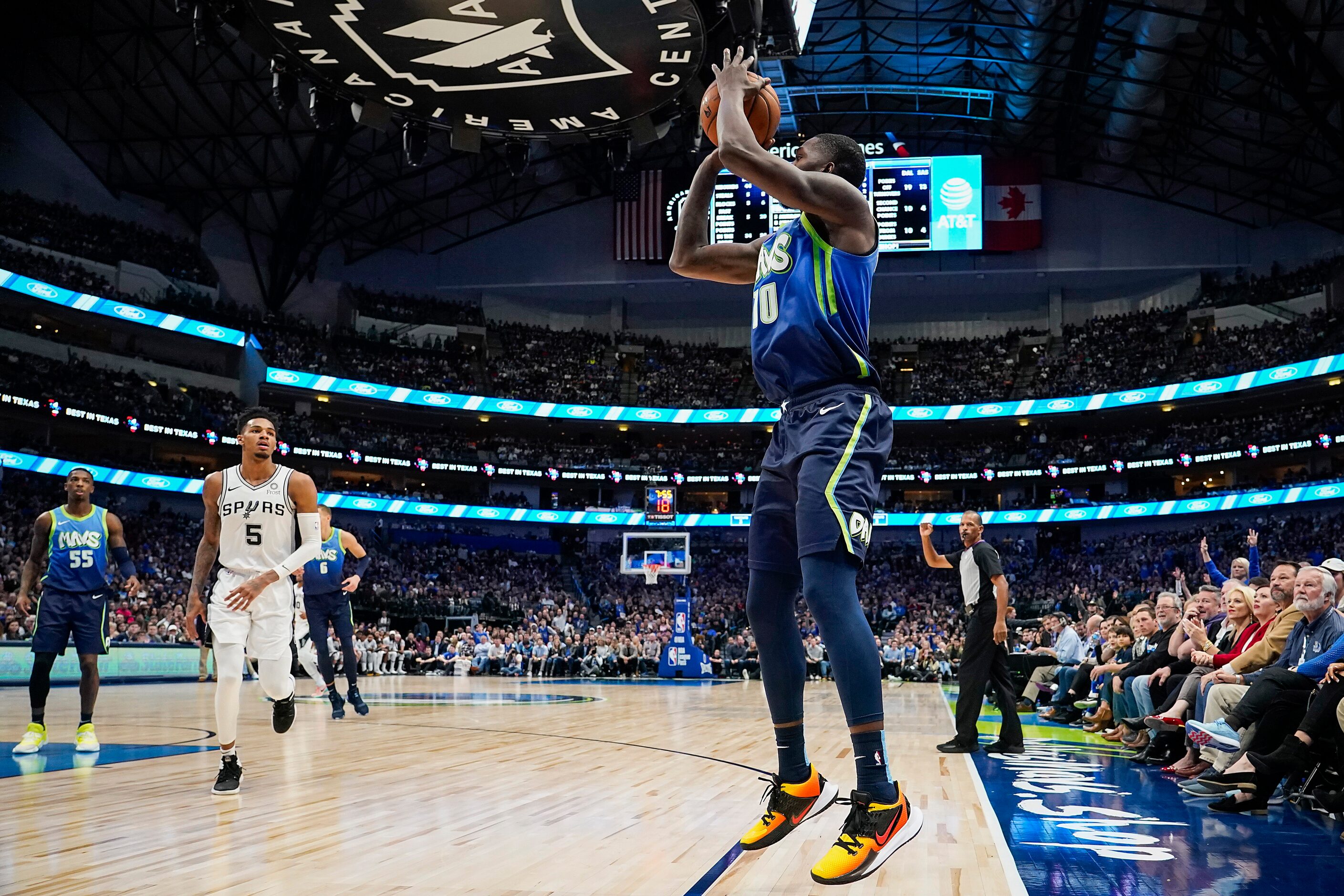 Dallas Mavericks forward Dorian Finney-Smith (10) shoots a 3-pointer during the second half...