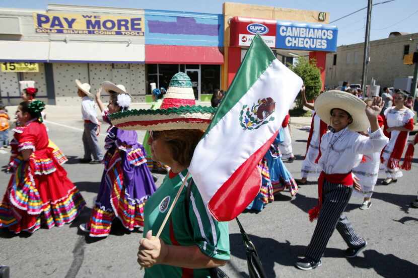La presencia mexicana en Oak Cliff comenzó en los 70, dice un nuevo libro "Barrio América"...