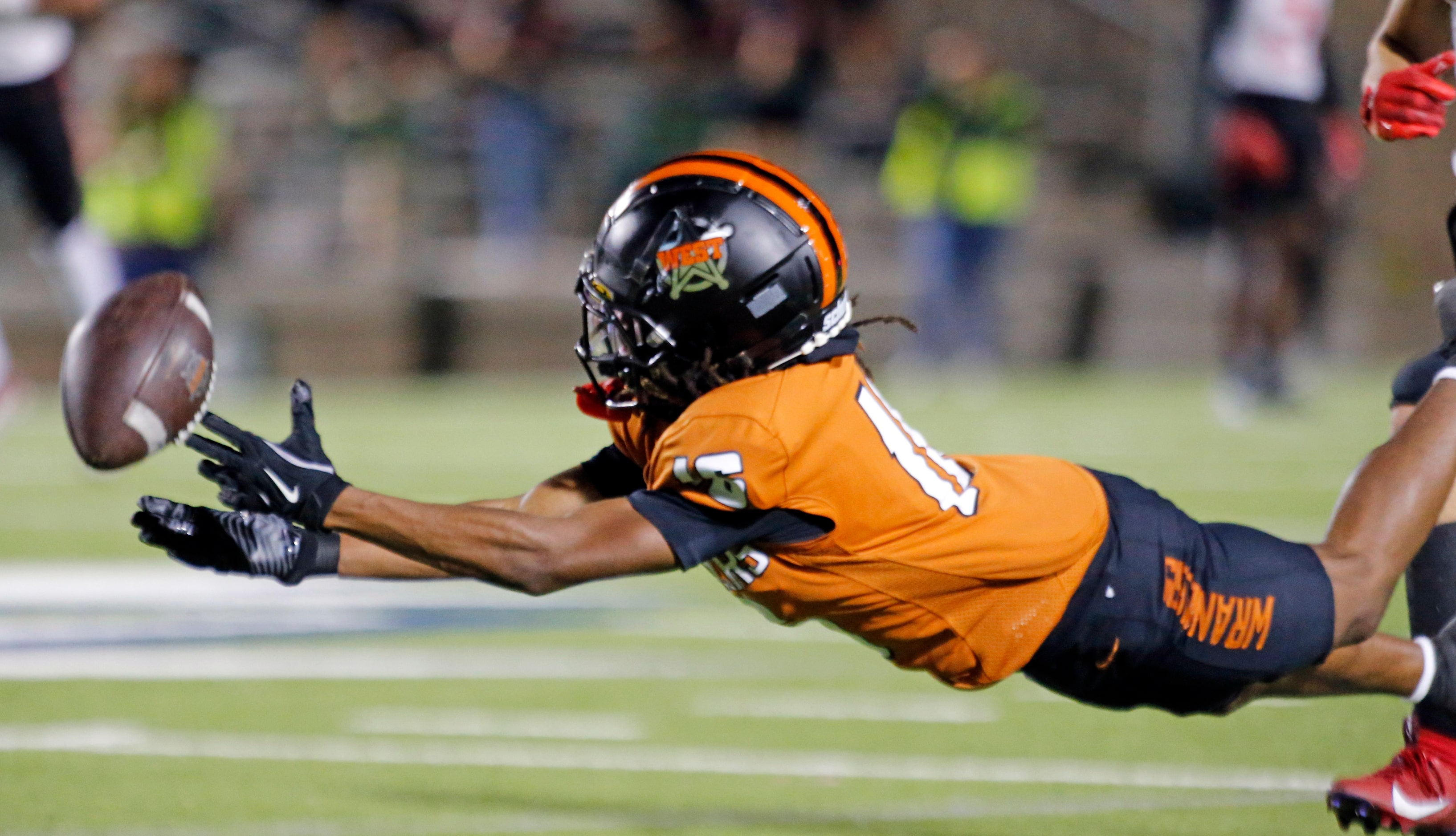 West Mesquite High’s Darieon Parker (16) reaches out but can’t get to a pass during the...