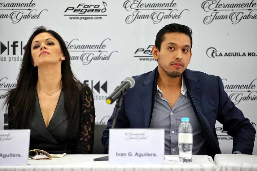 Iván Aguilera (der.), hijo de Juan Gabriel, y su esposa Simona demandaron esta semana en una...
