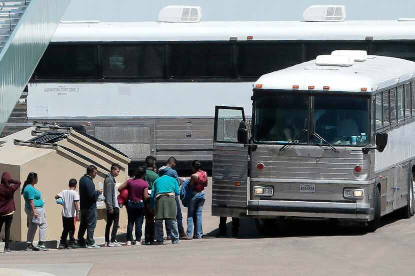 Inmigrantes se suben a un camión de la Patrulla Fronteriza en el centro de detención en El...