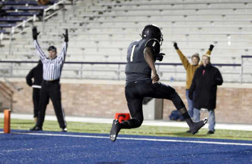 South Oak Cliff quarterback Kenneth Arthur II (1) reacts after scoring a touchdown in the...
