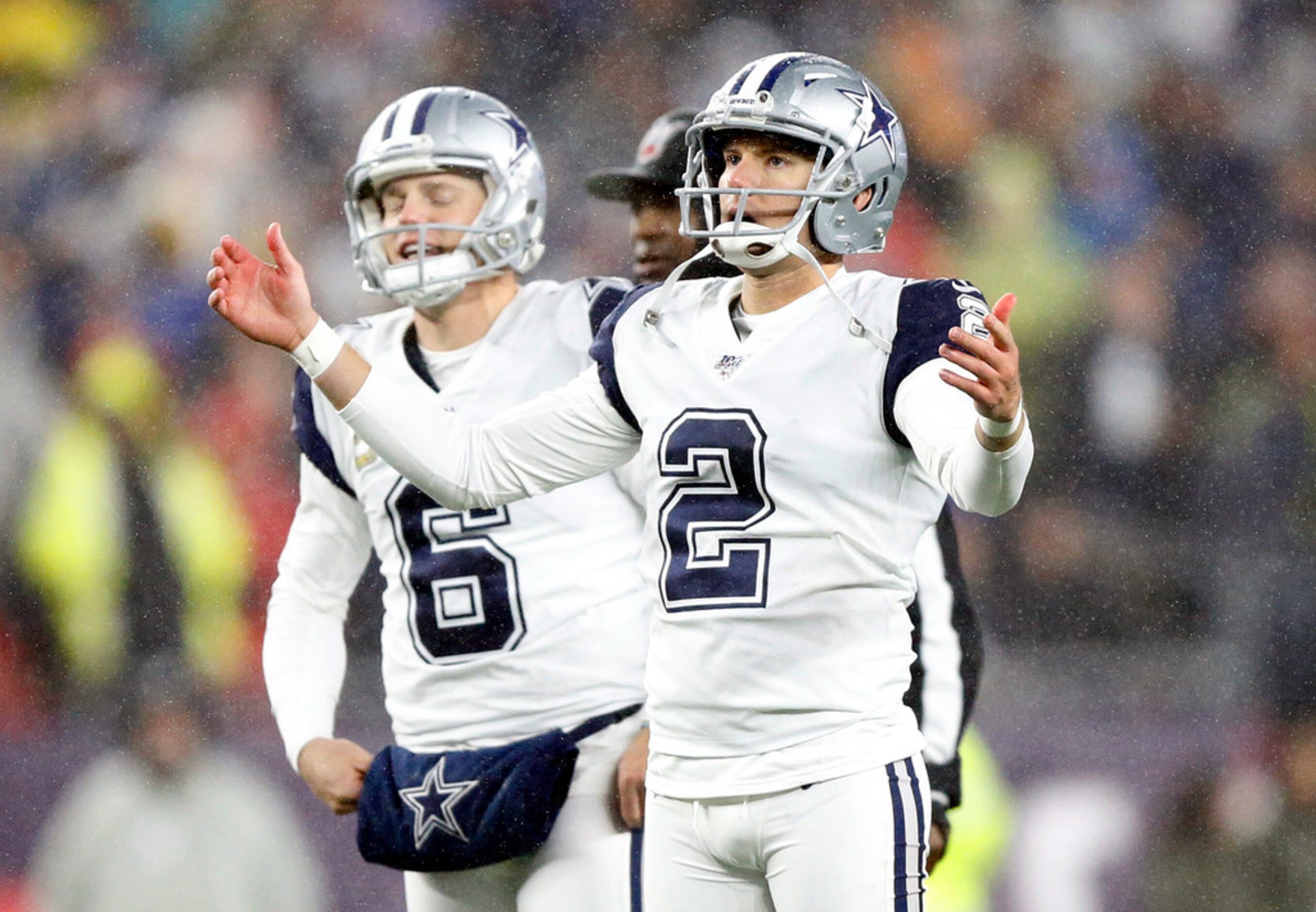 Dallas Cowboys kicker Brett Maher (2) watches his first quarter field goal miss against the...